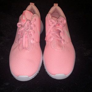 Nike golf shoes. Size 7Y. Pink